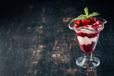 Çilek kremalı tatlı nane ile. Ahşap bir arka plan üzerinde. Üstten görünüm. Kopya alanı.