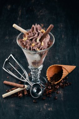 Fındıklı çikolatalı dondurma. Siyah ahşap arka plan üzerinde. Kopya alanı.