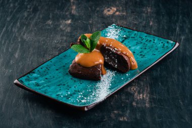 Pişirme. Pasta siyah ahşap zemin tatlım. Kopya alanı.