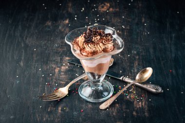 Çikolata blackberry tatlı nane ile. Ahşap bir arka plan üzerinde. Üstten görünüm. Kopya alanı.