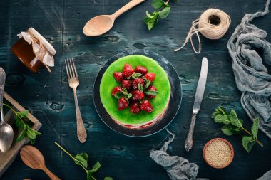 Çilekli kek. Ahşap bir arka planda. Üst Manzara. Boşluğu kopyala.