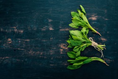 Yeşil taze ıspanak. Ahşap bir arka plan üzerinde. Sağlıklı gıda. Üstten Görünüm. Kopya alanı.