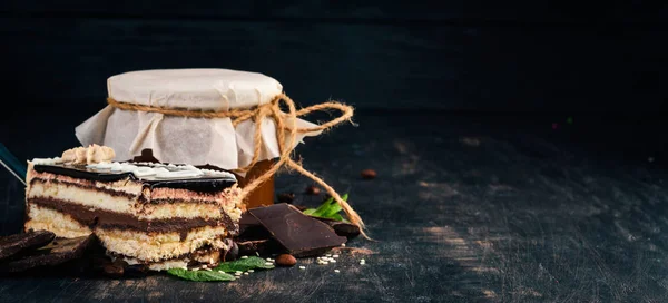 オペラ チョコレート ケーキ 木製の背景 平面図です コピー スペース — ストック写真