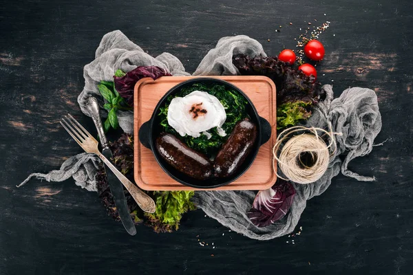 Pocherat Ägg Med Spenat Och Bovete Korv Trä Bakgrund Ovanifrån — Stockfoto