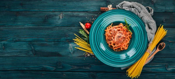 トマトのリングイネ パスタ 木製の背景 イタリア料理 平面図です コピー スペース — ストック写真