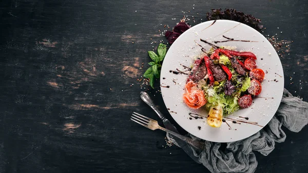 Salada Com Salmão Tomate Cozinha Italiana Fundo Madeira Vista Superior — Fotografia de Stock