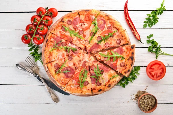 Pizza Sucuk Salam ve mozzarellalı. Üstten Görünüm. Ahşap bir arka plan üzerinde. Kopya alanı.