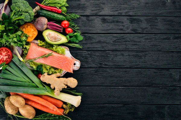 Filet Łososia Świeże Warzywa Zdrowe Jedzenie Czarnym Tle Drewnianych Zdrowe — Zdjęcie stockowe