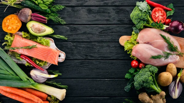 Zdrowe Jedzenie Ryby Mięso Warzywa Ciemnym Tle Drewnianych Widok Góry — Zdjęcie stockowe