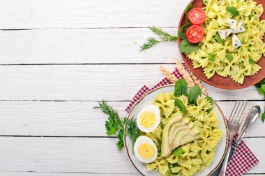 Ispanaklı makarna. Ahşap bir arka plan üzerinde. Üstten görünüm. Kopya alanı.