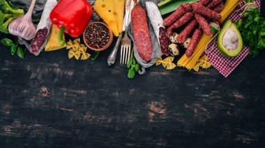Sosis, peynir ve sebze. Gıda ürün yelpazesine. Ahşap bir arka plan üzerinde. Üstten görünüm. Kopya alanı.
