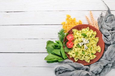 Ispanak ve mavi peynirli makarna. Ahşap bir arka plan üzerinde. Üstten görünüm. Kopya alanı.