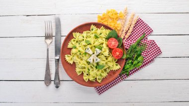 Ispanak ve mavi peynirli makarna. Ahşap bir arka plan üzerinde. Üstten görünüm. Kopya alanı.