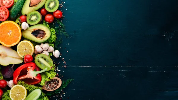 Gesunde Ernährung Gemüse Und Obst Auf Schwarzem Holzgrund Ansicht Von — Stockfoto