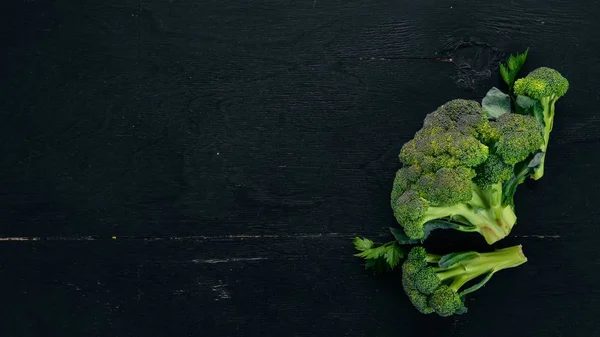 Verse Broccoli Een Zwarte Houten Achtergrond Bovenaanzicht Kopiëren Van Ruimte — Stockfoto