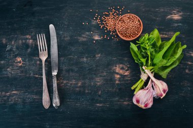 Yemek. Sarımsak ve baharat. Ahşap bir arka plan üzerinde. Üstten görünüm. Kopya alanı.