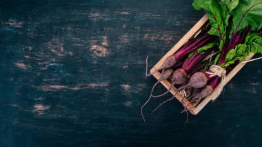 Ahşap kutusunda taze pancar. Ahşap bir arka plan üzerinde. Üstten görünüm. Kopya alanı.