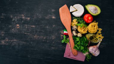 Hamur hazırlık için hazırlık. İtalyan mutfağı. Ahşap bir arka plan üzerinde. Üstten görünüm. Kopya alanı.