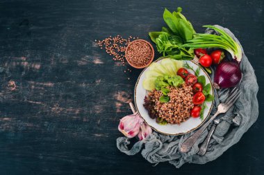 Karabuğday salatalık, brokoli ve domates ile. Ahşap bir arka plan üzerinde. Üstten görünüm. Kopya alanı.