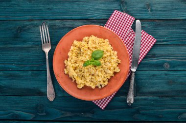 Bulgur bir plaka üzerinde Fesleğenli. Ahşap bir arka plan üzerinde. Üstten görünüm. Kopya alanı.