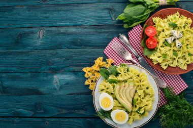 Ispanaklı makarna. Ahşap bir arka plan üzerinde. Üstten görünüm. Kopya alanı.
