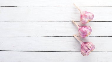 Taze sarımsak. Ahşap bir arka plan üzerinde. Üstten görünüm. Kopya alanı.