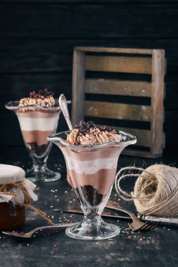 Çikolata blackberry tatlı nane ile. Ahşap bir arka plan üzerinde. Üstten görünüm. Kopya alanı.