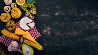 Makarna ve peynir çeşitler. İtalyan mutfağı. Ahşap bir arka plan üzerinde. Üstten görünüm. Kopya alanı.