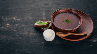 Borsch. Ukraynalı geleneksel yemekleri. Pancar çorbası. Ahşap bir arka plan üzerinde. Üstten görünüm. Kopya alanı.