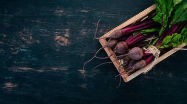 Ahşap kutusunda taze pancar. Ahşap bir arka plan üzerinde. Üstten görünüm. Kopya alanı.