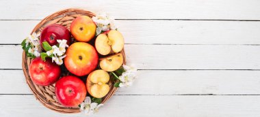 Çiçek ve yaprakları taze kırmızı elma. Ahşap bir arka plan üzerinde. Üstten Görünüm. Kopya alanı.