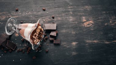 Panakota çikolata kremalı tatlı nane ile. Ahşap bir arka plan üzerinde. Üstten görünüm. Kopya alanı.