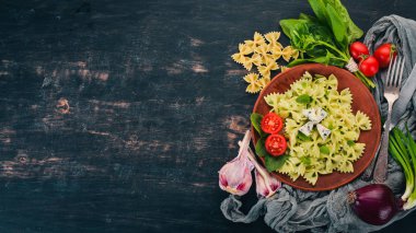 Ispanak ve mavi peynirli makarna. Ahşap bir arka plan üzerinde. Üstten görünüm. Kopya alanı.