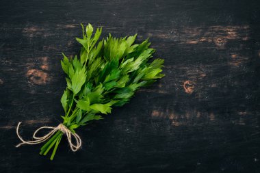 Kereviz yaprakları. Ahşap bir arka plan üzerinde. Üstten Görünüm. Kopya alanı.
