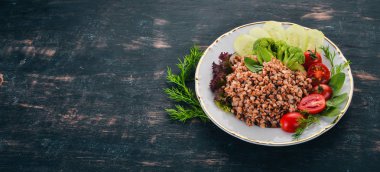 Karabuğday salatalık, brokoli ve domates ile. Ahşap bir arka plan üzerinde. Üstten görünüm. Kopya alanı.