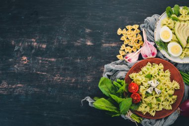 Ispanaklı makarna. Ahşap bir arka plan üzerinde. Üstten görünüm. Kopya alanı.