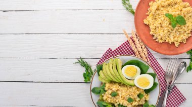 Bulgur yemekleri kümesi. Ahşap bir arka plan üzerinde. Üstten görünüm. Kopya alanı.