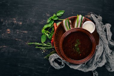 Borsch. Ukraynalı geleneksel yemekleri. Pancar çorbası. Ahşap bir arka plan üzerinde. Üstten görünüm. Kopya alanı.