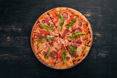 Pizza Sucuk Salam ve mozzarellalı. Üstten Görünüm. Ahşap bir arka plan üzerinde. Kopya alanı.