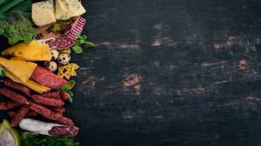 Sosis, peynir ve sebze. Gıda ürün yelpazesine. Ahşap bir arka plan üzerinde. Üstten görünüm. Kopya alanı.
