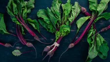 Taze pancar yeşil yaprakları ile. Ahşap bir arka plan üzerinde. Üstten görünüm. Kopya alanı.