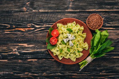 Ispanak ve mavi peynirli makarna. Ahşap bir arka plan üzerinde. Üstten görünüm. Kopya alanı.