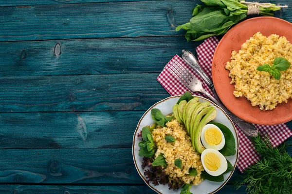 Bulgur yemekleri kümesi. Ahşap bir arka plan üzerinde. Üstten görünüm. Kopya alanı.