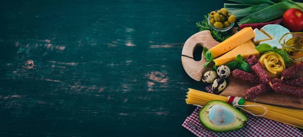 Sortimento Salsicha Queijo Legumes Frescos Cozinha Italiana Fundo Madeira Preto — Fotografia de Stock