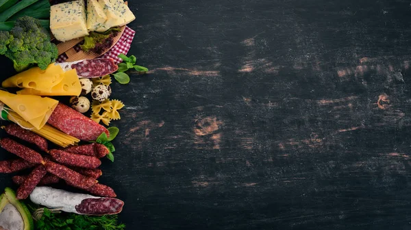 Embutidos Quesos Verduras Surtido Alimentos Sobre Fondo Madera Vista Superior — Foto de Stock