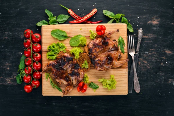 Quaglia Forno Con Verdure Una Tavola Legno Uno Sfondo Legno — Foto Stock