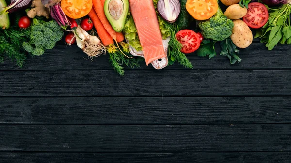 サーモン フィレ肉と新鮮な野菜 健康食品 木製黒地 健康食品 平面図です コピー スペース — ストック写真