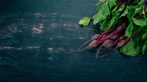 Färska Rödbetor Med Gröna Blad Trä Bakgrund Ovanifrån Kopiera Utrymme — Stockfoto