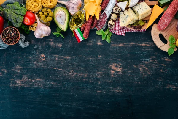 Sortimento Salsicha Queijo Legumes Frescos Cozinha Italiana Fundo Madeira Preto — Fotografia de Stock