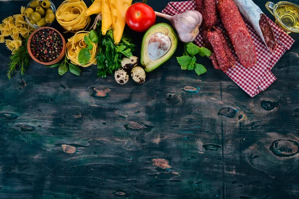 Wurst Käse Und Gemüse Sortiment Lebensmitteln Auf Einem Hölzernen Hintergrund — Stockfoto